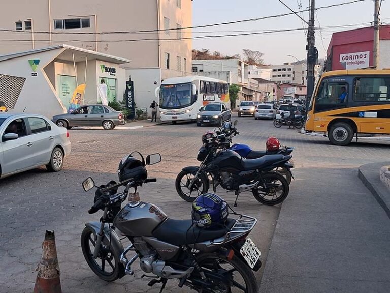 Associação recolhe assinaturas em abaixo-assinado reivindicando melhorias no trânsito no centro de Santa Maria de Itabira