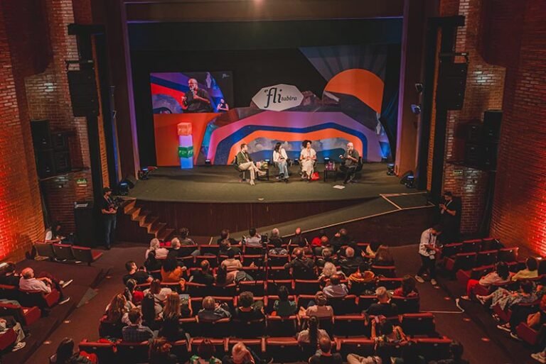 Flitabira lota teatro da FCCDA com público ávido por compartilhar das ideias e companhias literárias
