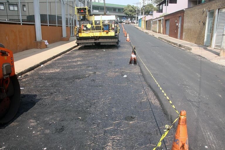 Na contramão das recomendações ambientais em tempos de emergência climática, Itabira segue substituindo ruas calçadas por asfalto