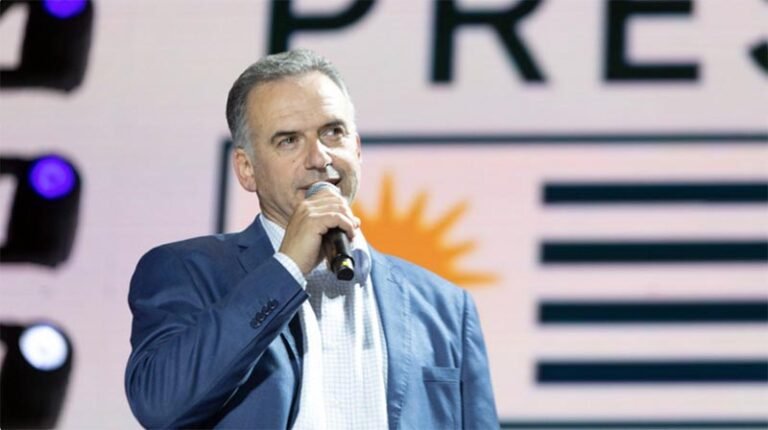 Yamandu Orsi, de centro-esquerda, vence eleição no Uruguai e assume a presidência em 1º de março
