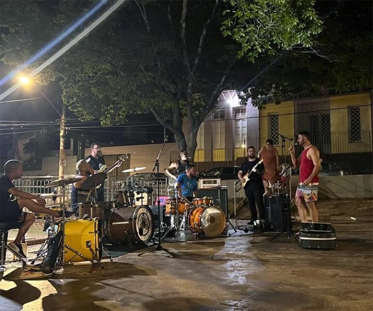 Dinossauros Rock ensaia na pracinha do Pará e convida foliões e roqueiros para participarem do cortejo no pré-carnaval de Itabira 2025