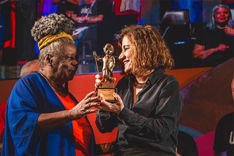 Miriam Leitão dedica Troféu Juca Pato de Intelectual do Ano à memória da irmã Elizabeth Leitão, em cerimônia no Flitabira
