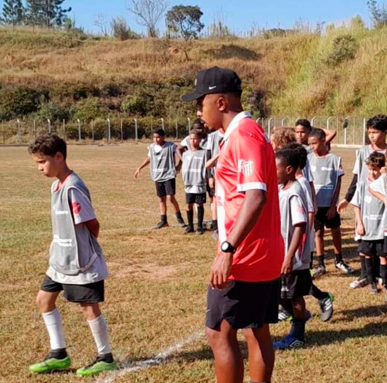 Graduandos de Educação Física estudam a integração de atividades esportivas e desenvolvimento social em Itabira