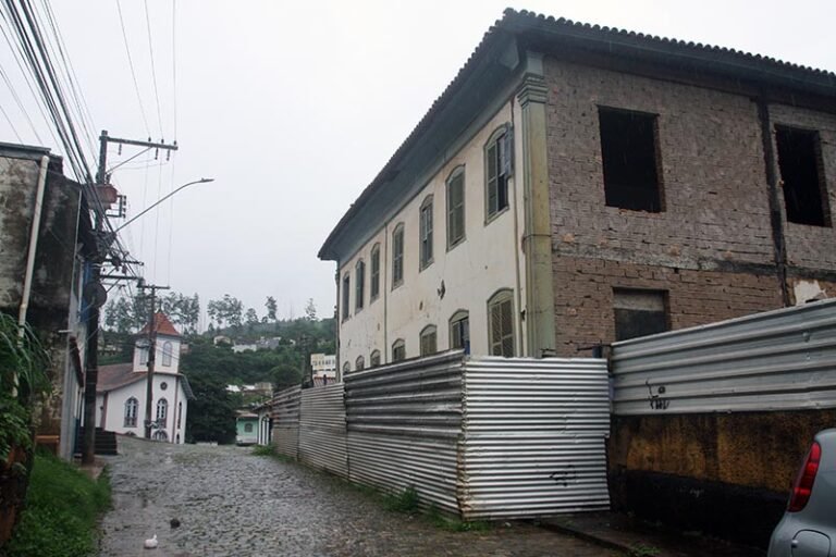 Após décadas de abandono, prefeito de Itabira promete dar início à restauração do casarão do antigo HNSD com o fim das chuvas