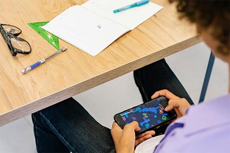 Lei que proíbe uso de celular nas escolas necessita de parceria entre a família e educadores, recomendam promotoras de Justiça