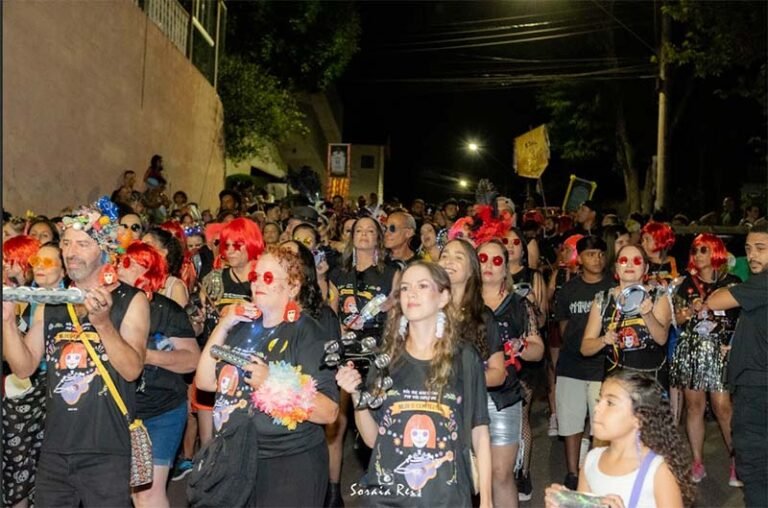 Carnaval irreverente: bloco “Nós que aqui estamos por vós esperamos” promete alegria e reflexão com homenagem a Elza Soares