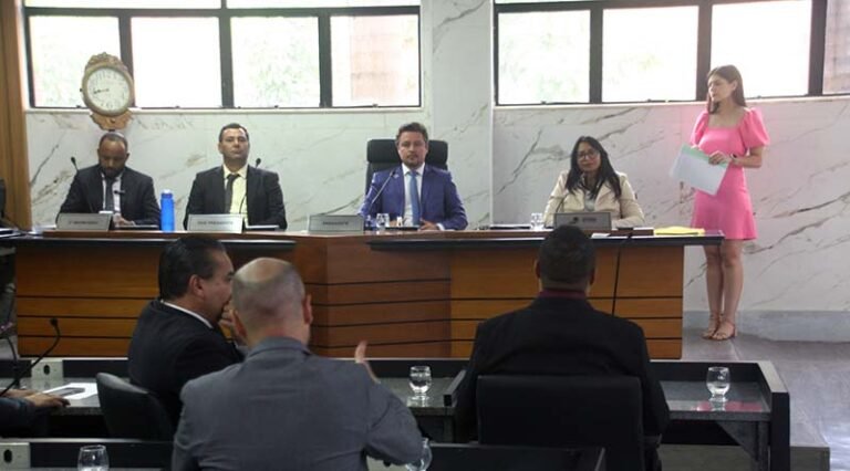 “Itabira é a esposa velha que a Vale trocou pela esposa nova do Pará e aqui vai deixar buracos, barragens, poeira e doenças”, compara o presidente da Câmara, Carlinhos “Sacolão”