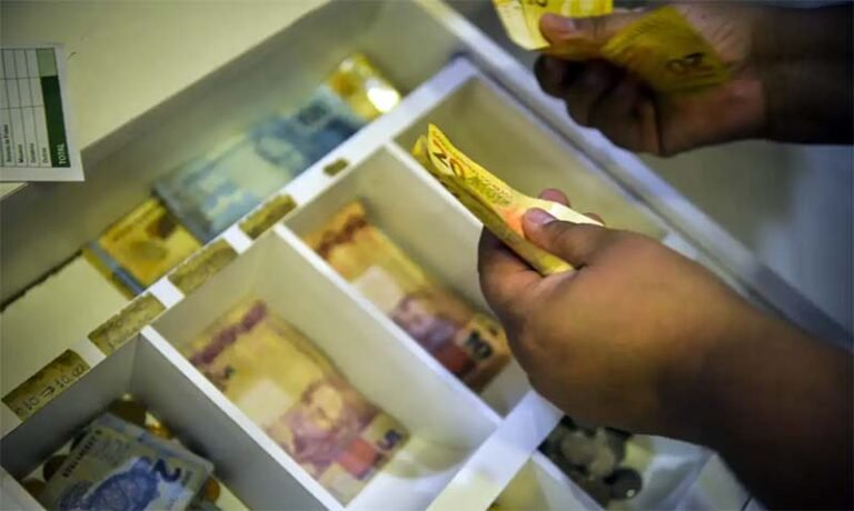 Aposentados e pensionistas começam a receber antecipação do 13º