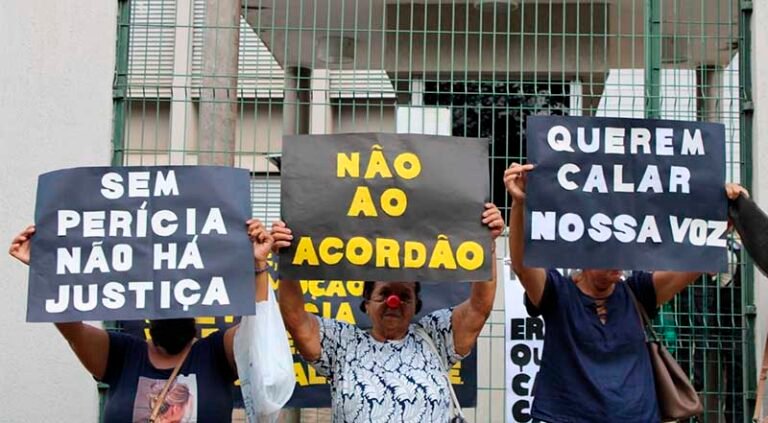 Manifestantes protestam em frente ao fórum de Itabira por violações de direitos dos atingidos pela barragem do Pontal