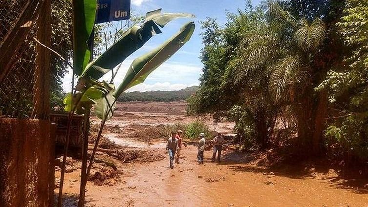 Rompimento da barragem de Brumadinho, da Vale, continua a deteriorar a qualidade de vida das populações atingidas, enquanto reparações se arrastam