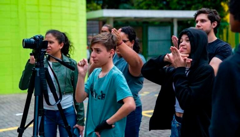 Inclusão e criatividade: como funciona o processo de criação no curso de Cinema para Surdos