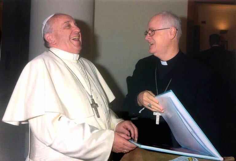 Francisco – o papa que sorriu para o mundo