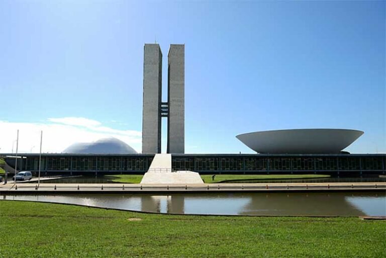 Movimentos sociais pressionam pelo fim dos supersalários no serviço público e combatem os privilégios