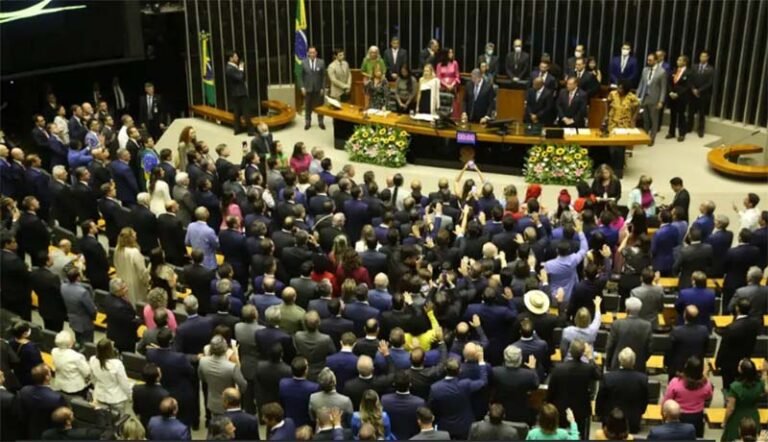 Para não perder 14 vagas na Câmara, deputados criam 18 novas, sem atender ao STF