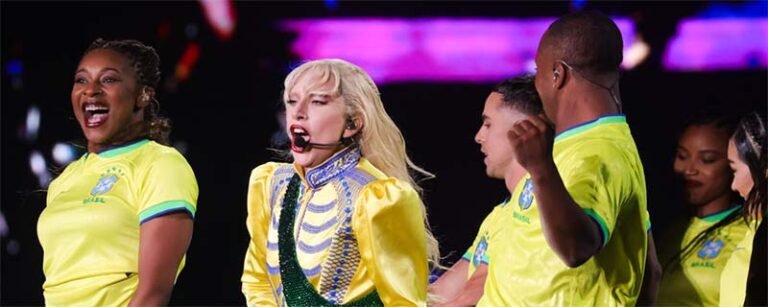 Com uma ópera pop à beira-mar, Lady Gaga leva fãs ao delírio em Copacabana, no Rio