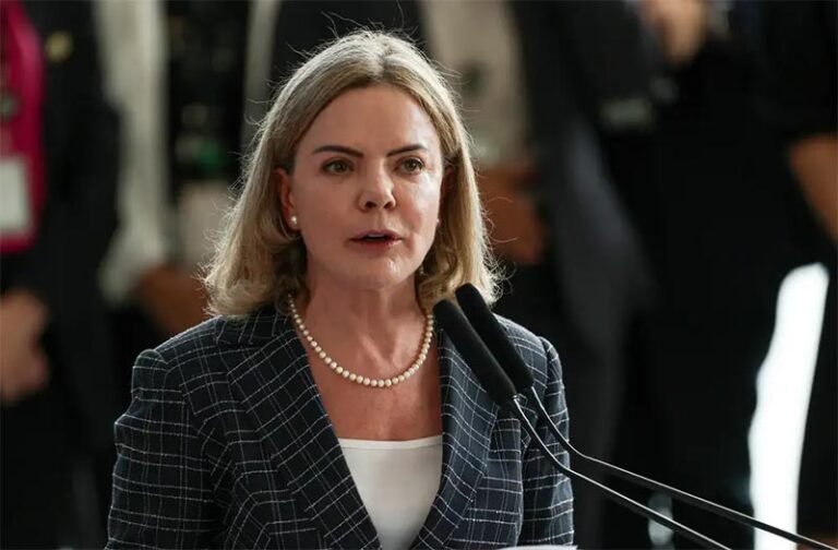 Robôs disparam mensagens falsas vinculando a ministra Gleisi Hoffmann ao escândalo do INSS