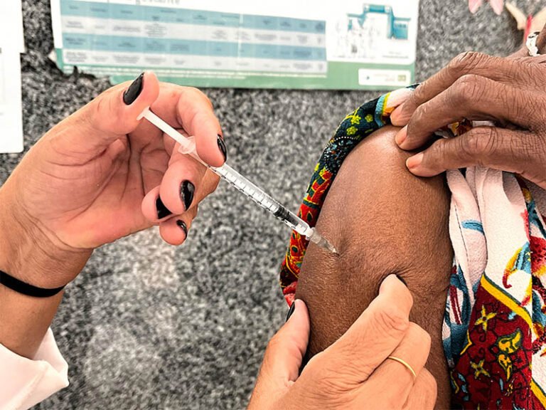 Itabira volta a restringir vacinação contra gripe aos grupos prioritários devido à escassez de imunizantes
