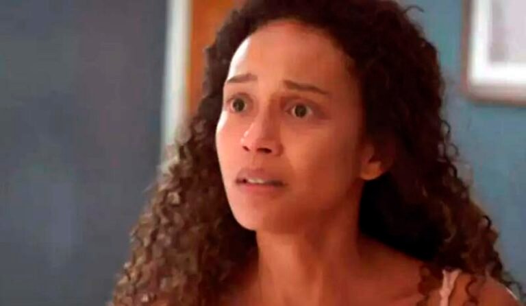 Vale Tudo: Raquel pode cometer crime ao ficar com a mala de dinheiro