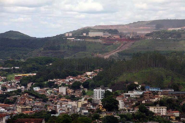 Era uma vez em 1942… Assim caminha Itabira, para onde ainda não se sabe