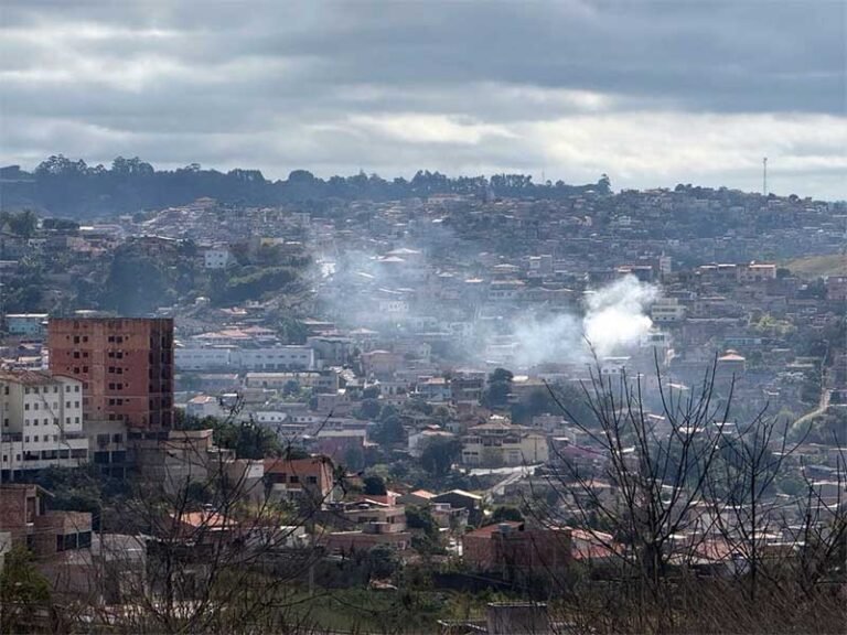 Enquanto a fuligem das queimadas e a poeira da mineração sufocam Itabira, governo federal propõe lei do ecocídio e PF reforça fiscalização