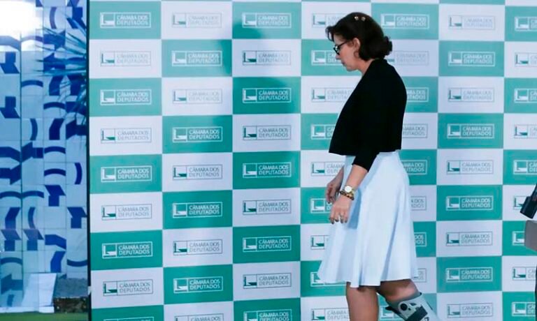 Deputada Carla Zambelli, condenada pelo STF, deixa o Brasil