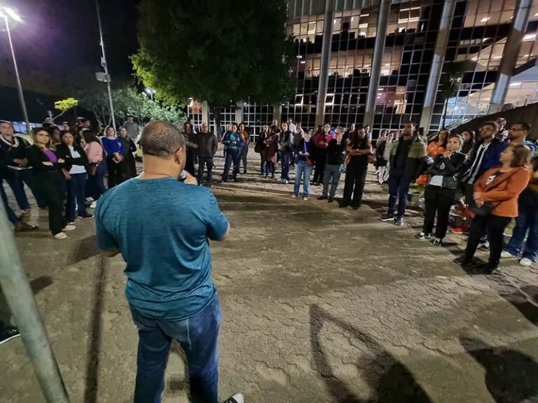 Prefeitura de Itabira, enfim, anuncia corte de cargos comissionados e benefícios em meio à queda orçamentária; servidores reagem e entram em estado de greve