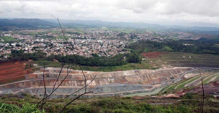 Obra hídrica em Itabira contratada sem licitação levanta questionamentos na gestão de recursos de multas ambientais pelo MPMG