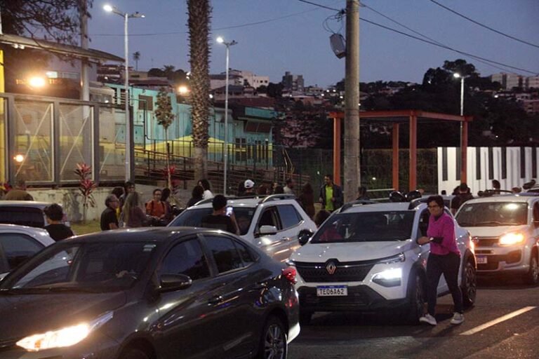 Carreata de servidores municipais de Itabira marca protesto contra cortes de benefícios; greve começa na segunda-feira (25)