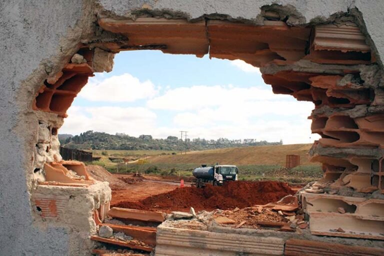 Justiça determina remoção imediata de famílias em área de risco impactadas pelas obras na barragem Pontal