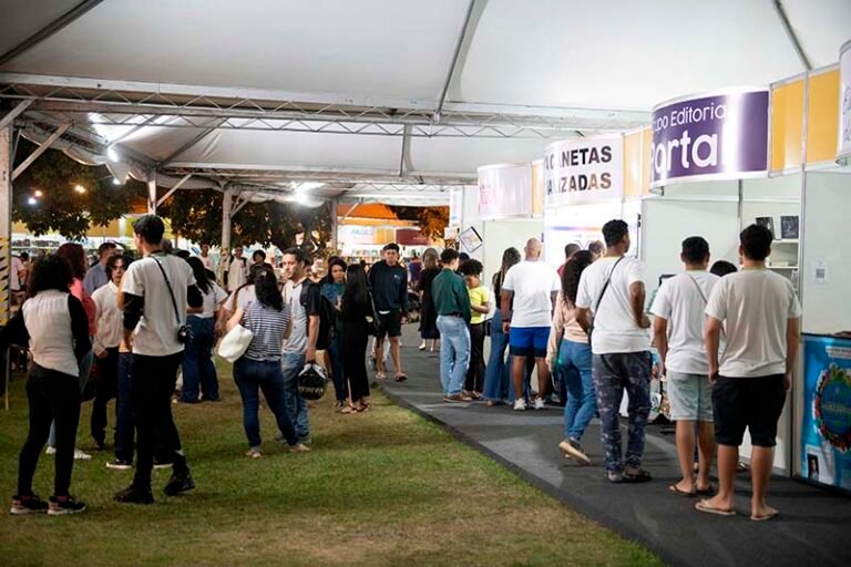 Ipatinga realiza o 16º Salão do Livro do Vale do Aço com homenagem a Adélia Prado e recital com poemas de Drummond