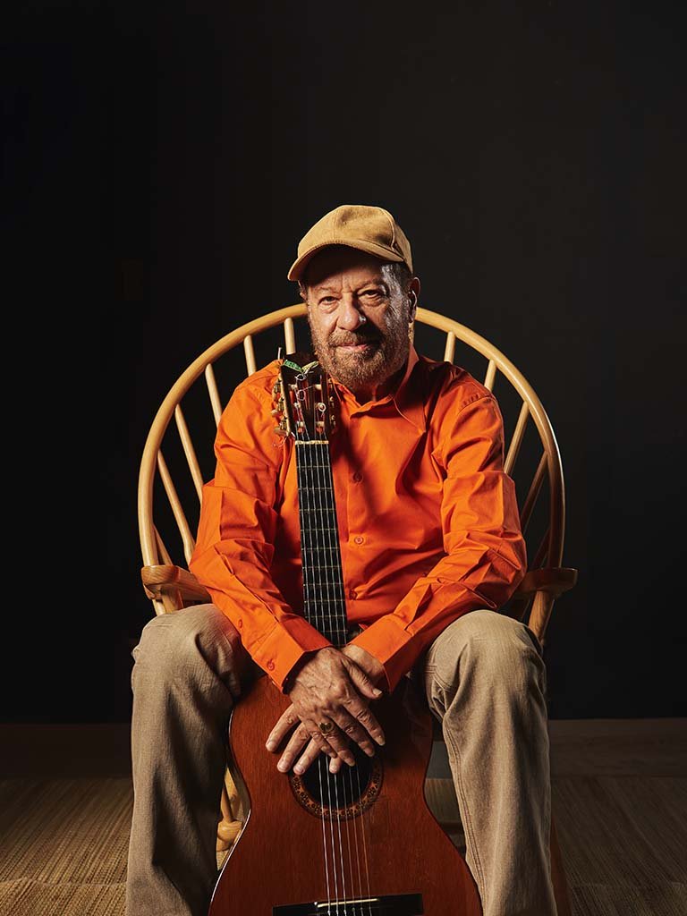 João Bosco celebra 50 anos de carreira e apresenta turnê “Boca Cheia de Frutas” em BH neste sábado (6), no Palácio das Artes