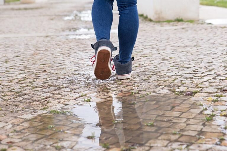 Pisar em água da chuva pode causar doenças graves, alerta dermatologista