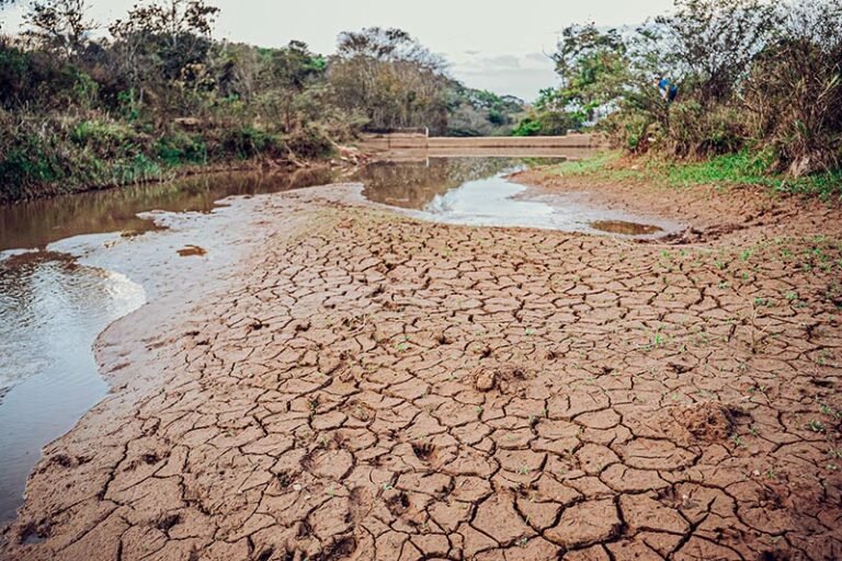 Seca prolongada deixa bairros de Itabira sem água, e Saae faz manobra com rodízio para enfrentar a crise hídrica