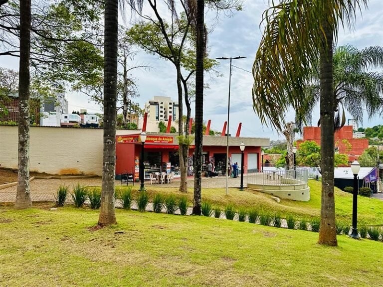 Praça do Expedicionário está ganhando nova configuração no centro de Itabira