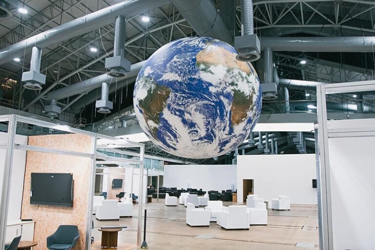 Conheça a representação monumental da Terra que paira sobre as negociações climáticas em Belém