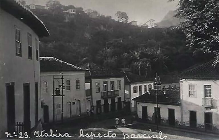 Artigo acadêmico sobre Vila de Utopia, de Drummond, revela a crítica do cronista ao imobilismo itabirano