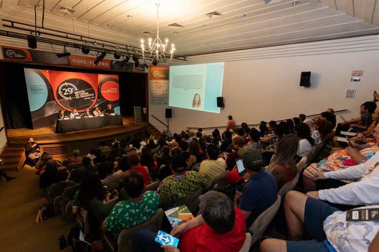 Debate sobre regulação do streaming expõe divergências na Mostra de Cinema de Tiradentes