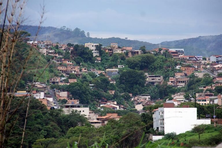 Chuvas intensas e prolongadas em Itabira são ameaças em muitos bairros; Defesa Civil declara estado de atenção