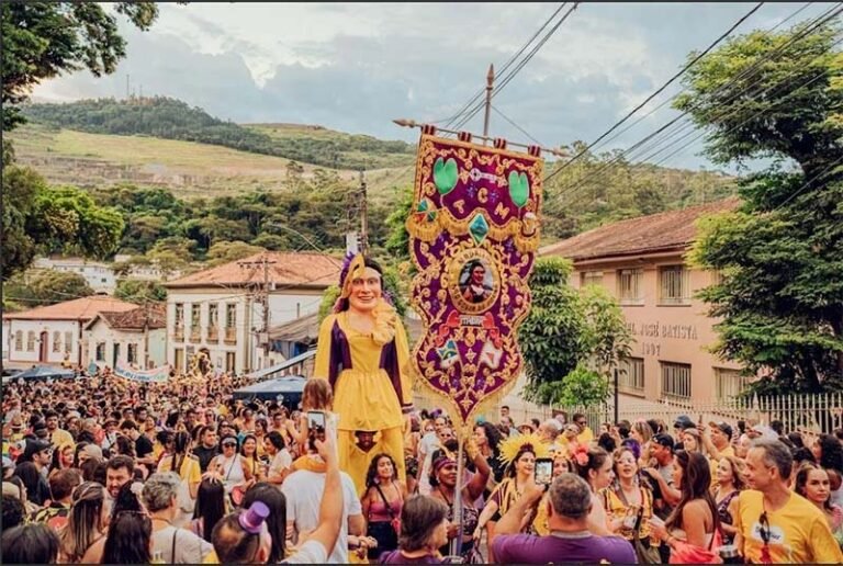Pré-Carnaval 2026 em Itabira reúne cores e ritmos, a partir de quinta-feira (5), com cortejos e desfiles pelo centro histórico até a avenida DG