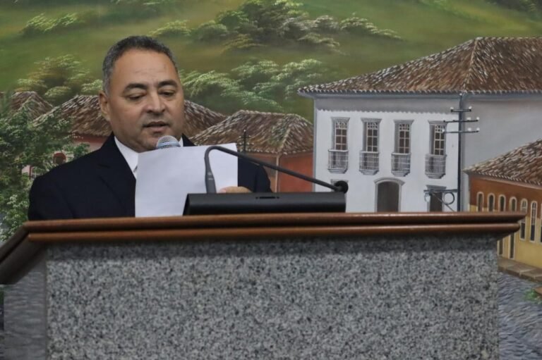 Câmara de Itabira dá posse a novo vereador e aprova redução da carga horária das merendeiras da rede municipal