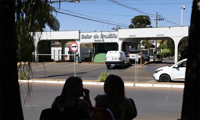 Bolsonaro tem 24h para explicar fala de Eduardo sobre acesso a vídeo