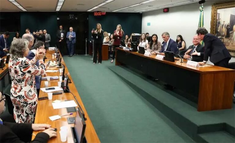 Fim da Escala 6×1: oposição busca “compensações” diante de sintonia entre Motta e governo