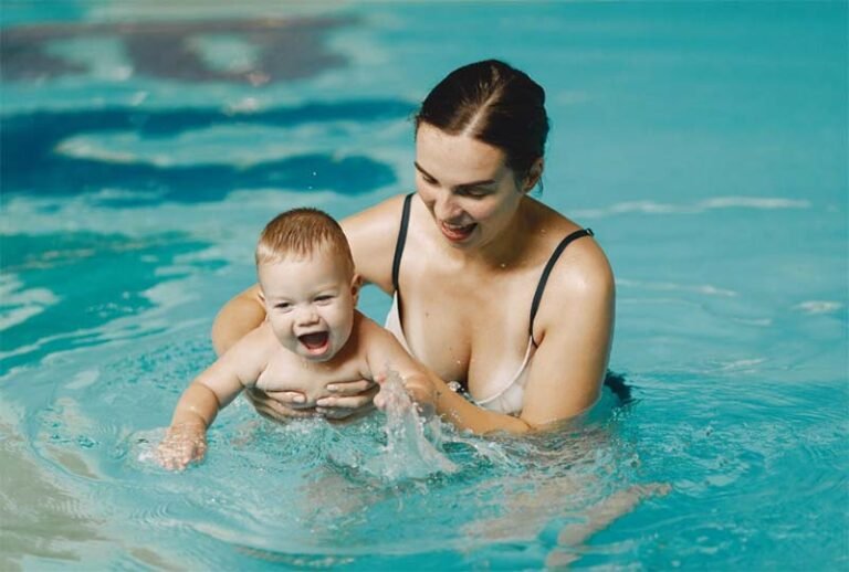 Dia Mundial da Natação: veja benefícios do esporte para bebês e crianças