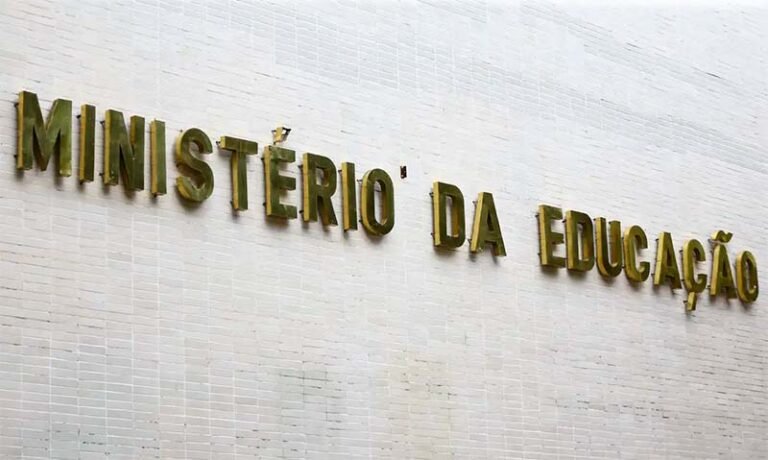 Formação de professores a distância mostra desempenho 53,1% inferior
