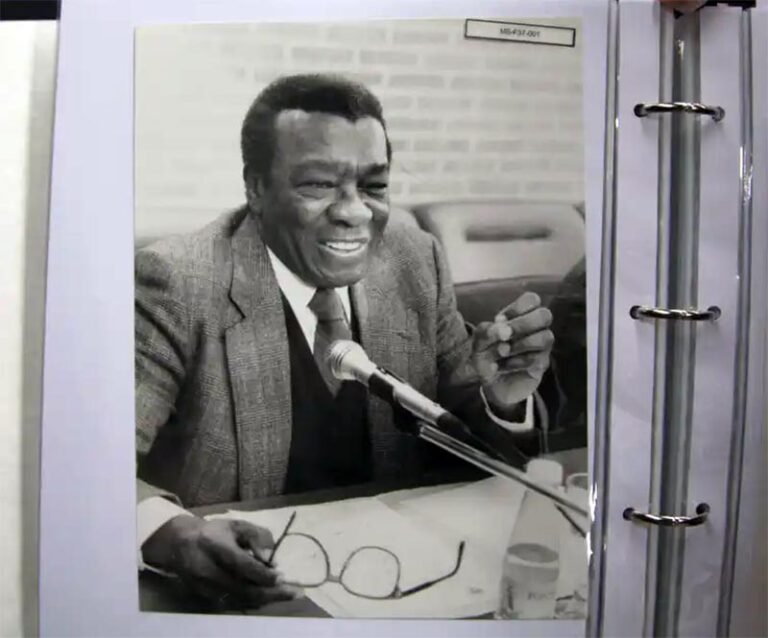Acervo da USP revela novas faces do pensador negro Milton Santos