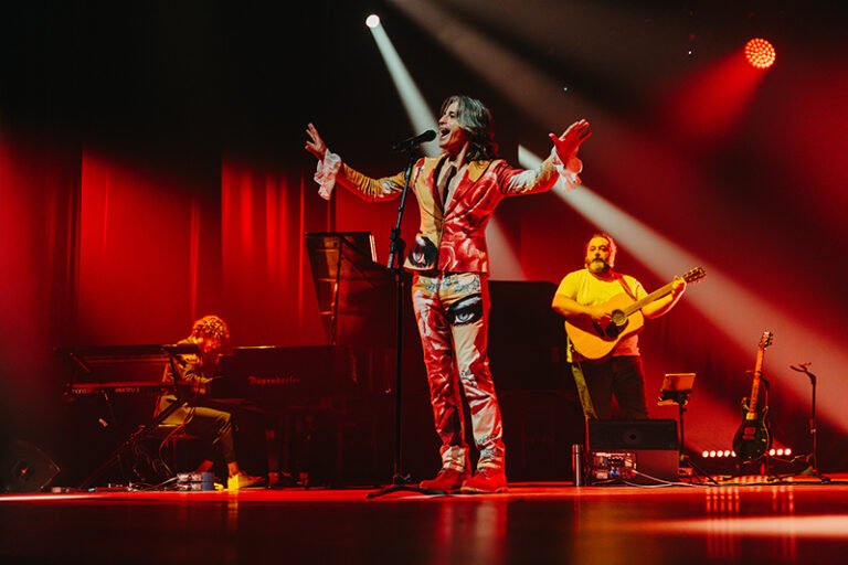 Arena B3 recebe tributo a Ney Matogrosso e show intimista de Jane Duboc neste fim de semana