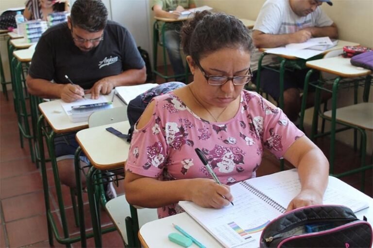 Brasil atinge, em 2025, a menor taxa de analfabetismo do país desde 2016, início da série histórica