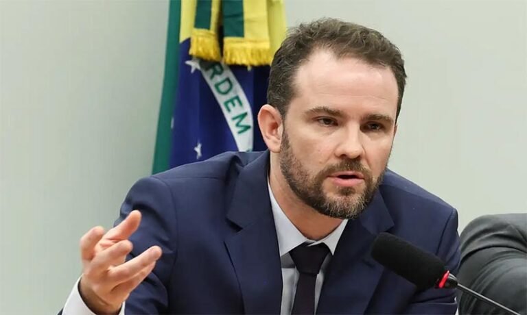 Lula pede ao ministro da Fazenda, Dario Durigan, que avalie possíveis prejuízos de medidas dos EUA para o Brasil