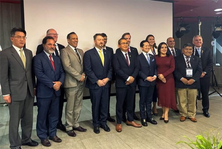 Prefeito de Itabira propõe criação de comitê latino-americano de minerais críticos em congresso no Peru