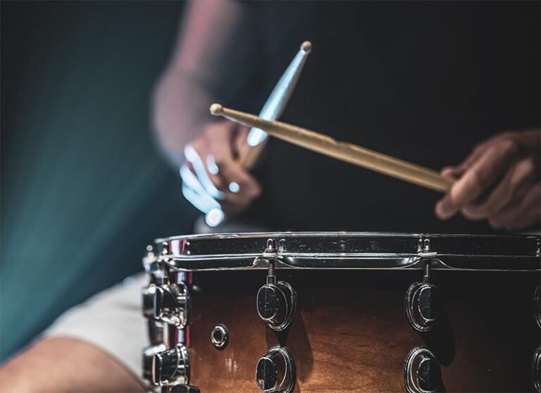 Festival de Inverno de Itabira prossegue com música, arte e oficina de bateria para quem quer aprender a fazer um barulhinho bom